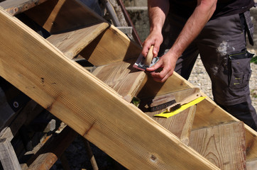 artisan au travail - rénovation d'escalier en bois