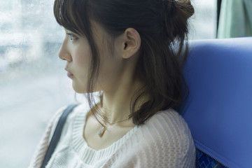 バスの乗っている女性