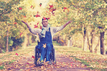 Rollstuhlfahrer genießt den Herbsttag