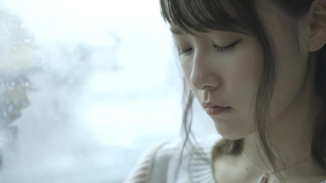 バスに乗っている女性