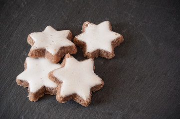 Biscuits de noël en forme d'étoiles sur ardoise