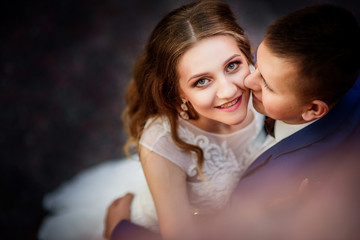 Naklejka premium Look from above at wedding couple hugging on the footsteps