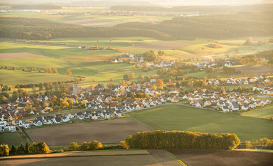 Luftbild, kleines Dorf in der Fränkischen Schweiz © schulzfoto