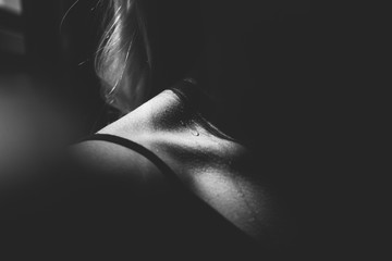 girls shoulder in black and white