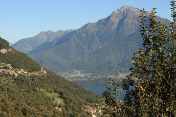 Fototapeta na wymiar Blick über den Comer See auf den Monte Legnone