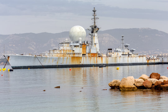 vieux navire de guerre en rade de Toulon, France