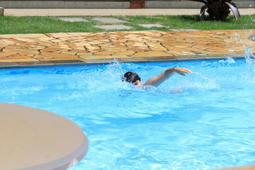 Menino nadando na piscina