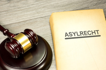 Ein Richterhammer und Gesetzbuch für Asylrecht