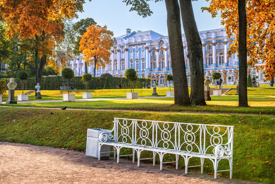 Екатерининский дворец и скамейка Catherine Palace and bench