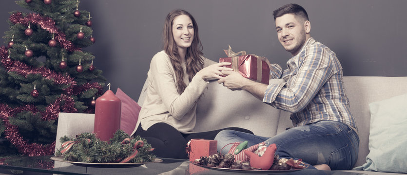 junges paar weihnachten zuhause
