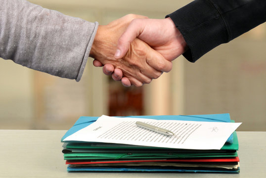 Poignée de mains pour un contrat conclu 