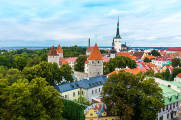 Obraz premium Widok antycznego budynku na Starym Mieście w Tallinie, Estonia