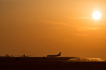太陽と飛行機の美しいシルエット