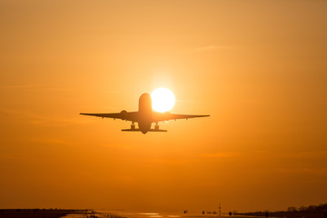 Fototapeta na wymiar 太陽と飛行機の美しいシルエット