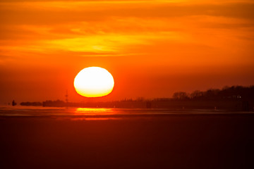 太陽と飛行機の美しいシルエット