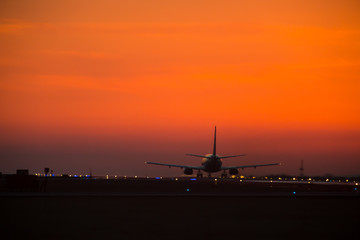 Fototapeta na wymiar 太陽と飛行機の美しいシルエット