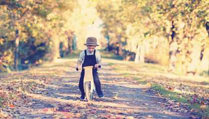 mit dem Roller durch den Herbstpark