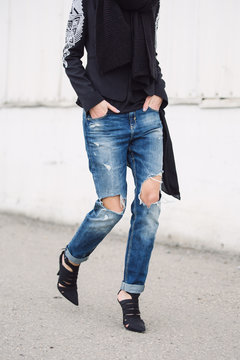 Outfit inspiration - walking in ripped jeans