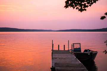 Fototapeta na wymiar Sunset on the lake 2