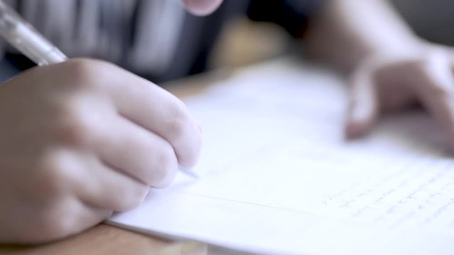 Sch&uuml;ler schreibt in Heft