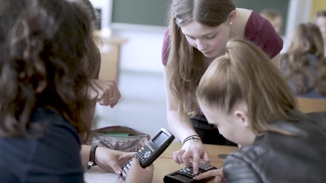 Lerngruppe &uuml;bt mit dem Taschenrechner Nachhilfe