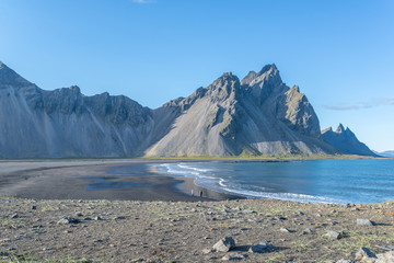 Playa de arena negra en la Península de Stokksnes en Islandia