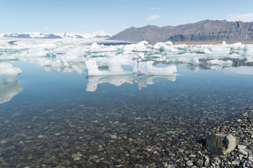 Varios icebergs flotando en el lago Jokulsarlon en Islandia