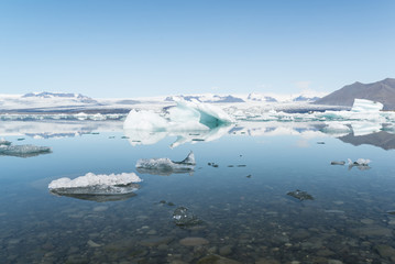 Fototapeta na wymiar Glaciar e Icebergs reflejados en el lago glaciar Jokulsarlon en Islandia 