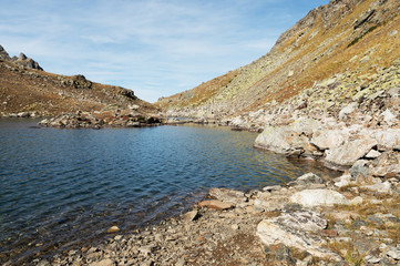Fototapeta na wymiar landscape of a high mountain lake at day