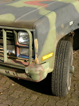 Reifenprofil eines amerikanischen Gel&auml;ndewagen mit Tarnanstrich und Rammschutz bei Sonnenschein in Schlo&szlig; Holte-Stukenbrock bei G&uuml;tersloh in Ostwestfalen-Lippe