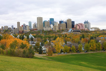 Naklejka premium Edmonton, Canada cityscape with colorful aspen in fall