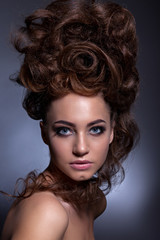 Fototapeta premium Portret piękna dziewczyna z kreatywnie wysokim makeup i fryzurą. Z cekinami na skórze i we włosach