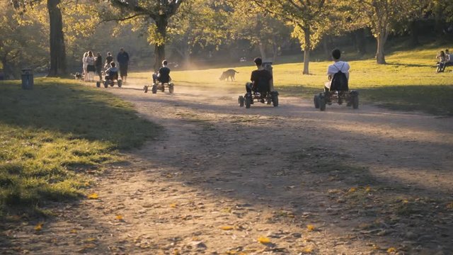 Karts de pedales en el parque
