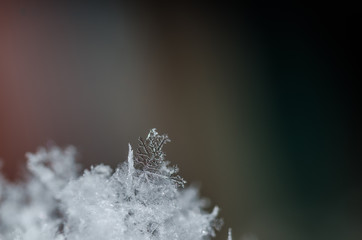 durchsichtiger schneekristall schwarzer hintergrund
