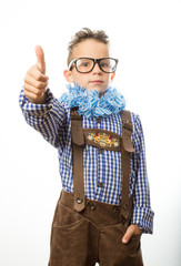 junge feiert beim oktoberfest