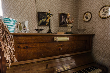 Fototapeta na wymiar gegenstaende auf klavier in verlassenen zimmer