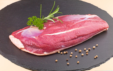 Magret de canard cru sur ardoise
