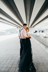 Obraz premium Very happy wedding couple on the waterfront
