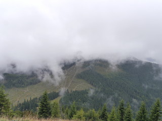 góry pokryte mgłą