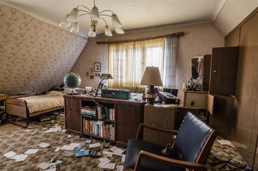verlassenes arbeitszimmer in haus