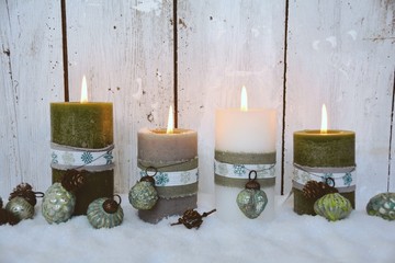 Weihnachtskarte - brennende Adventskerzen im Schnee - vierter Advent - Weihnachten Kerzen Dekoration