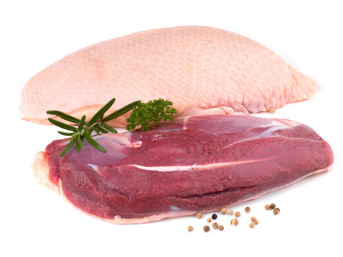 deux magrets de canard crus sur fond blanc