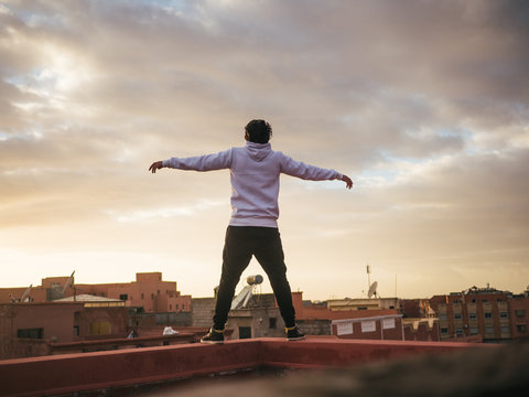 Arabic man standing on the roof above Marakesh