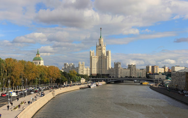 Obraz premium MOSCOW, RUSSIAN FEDERATION: View on river, Kotelnicheskaya Embankment and a skyscraper, 15 September 2017