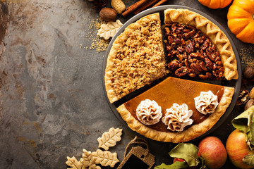 Fototapety  Fall traditional pies pumpkin, pecan and apple crumble