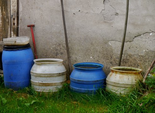 Regentonnen vor der Hauswand