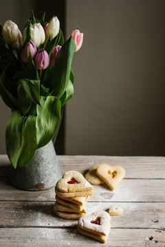 Jam sandwich cookies and tulips.
