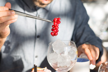 Barkeeper bereitet einen Cocktail vor