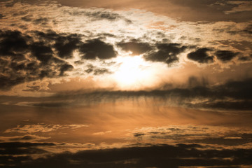 Rötlicher Sonnenuntergang mit Wolken