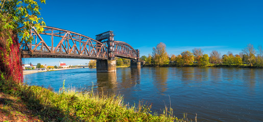 Obraz premium Old walking bridge in Magdeburg at Autumn